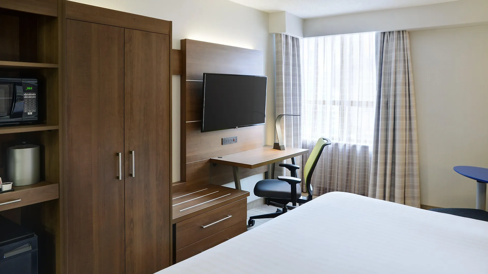 Holiday Inn Express Toronto Downtown By Ihg