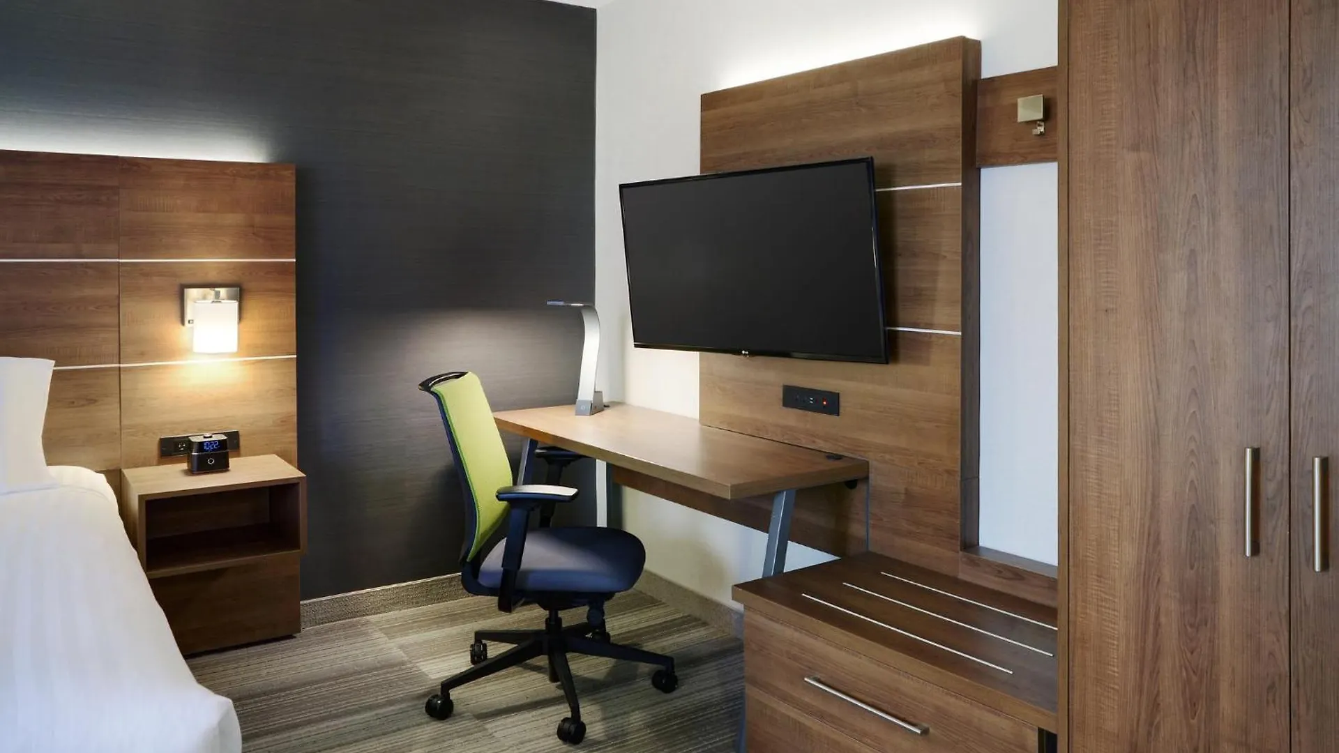 Holiday Inn Express Toronto Downtown By Ihg