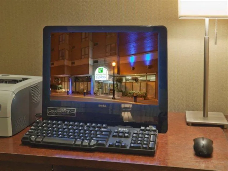 Holiday Inn Express Toronto Downtown By Ihg