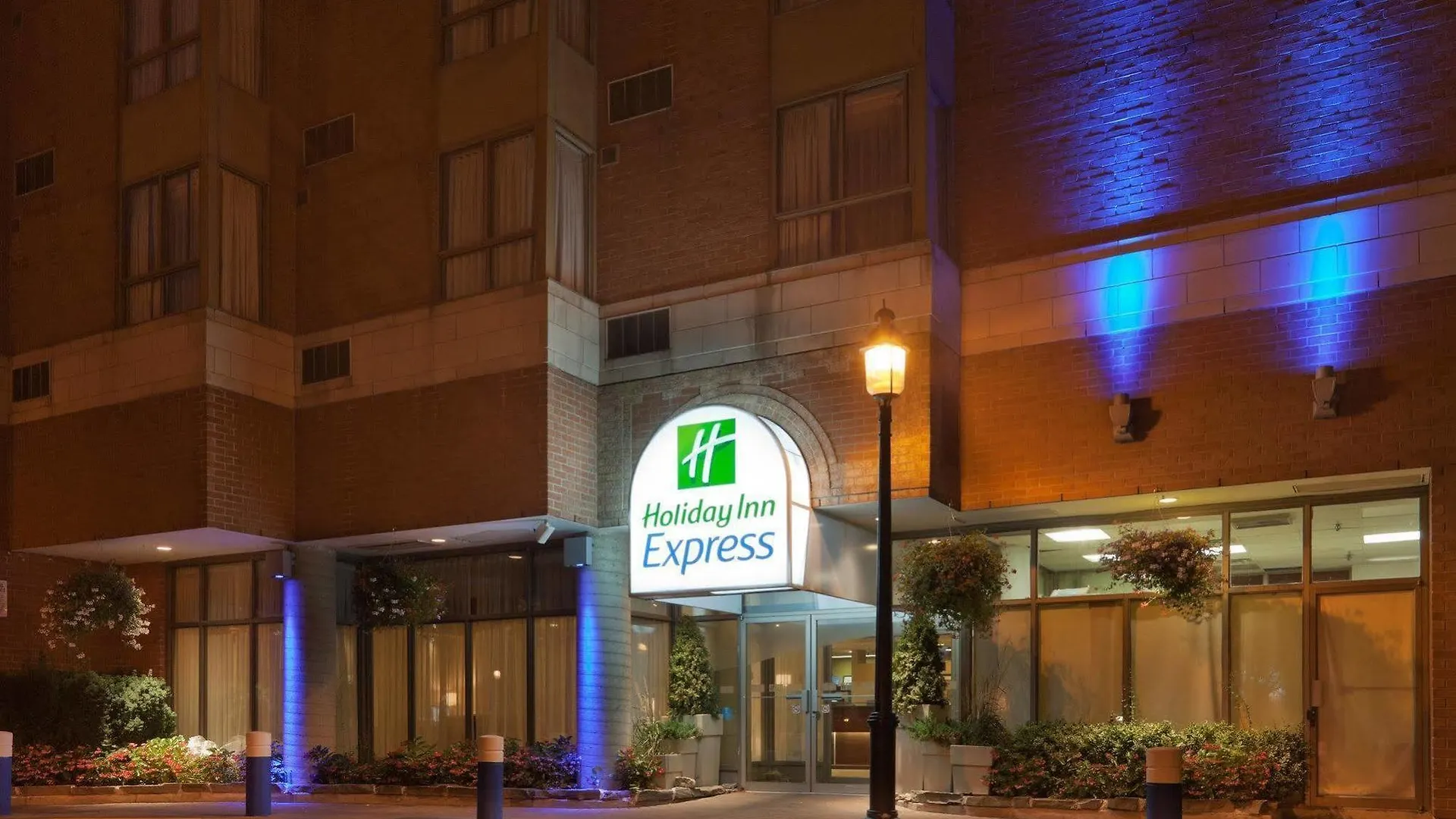 Holiday Inn Express Toronto Downtown By Ihg Hotel
