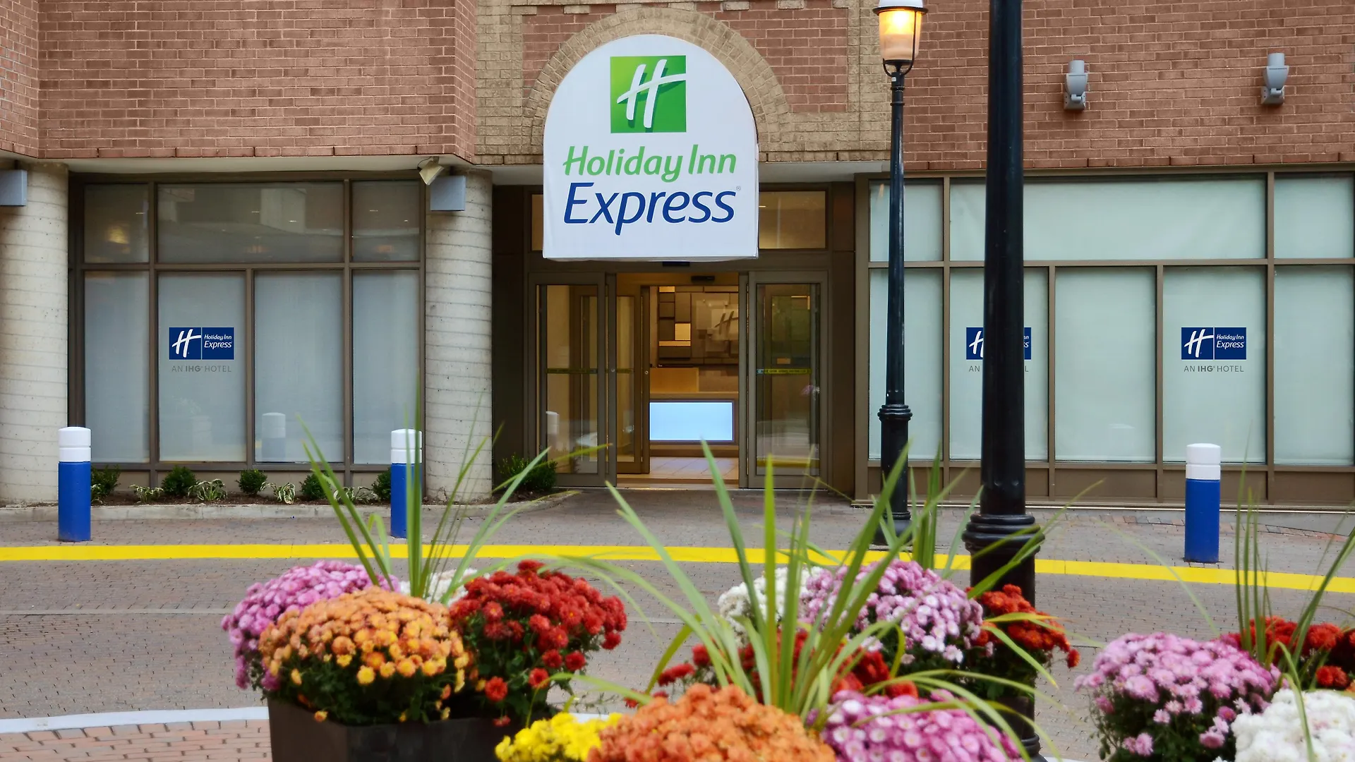 Holiday Inn Express Toronto Downtown By Ihg