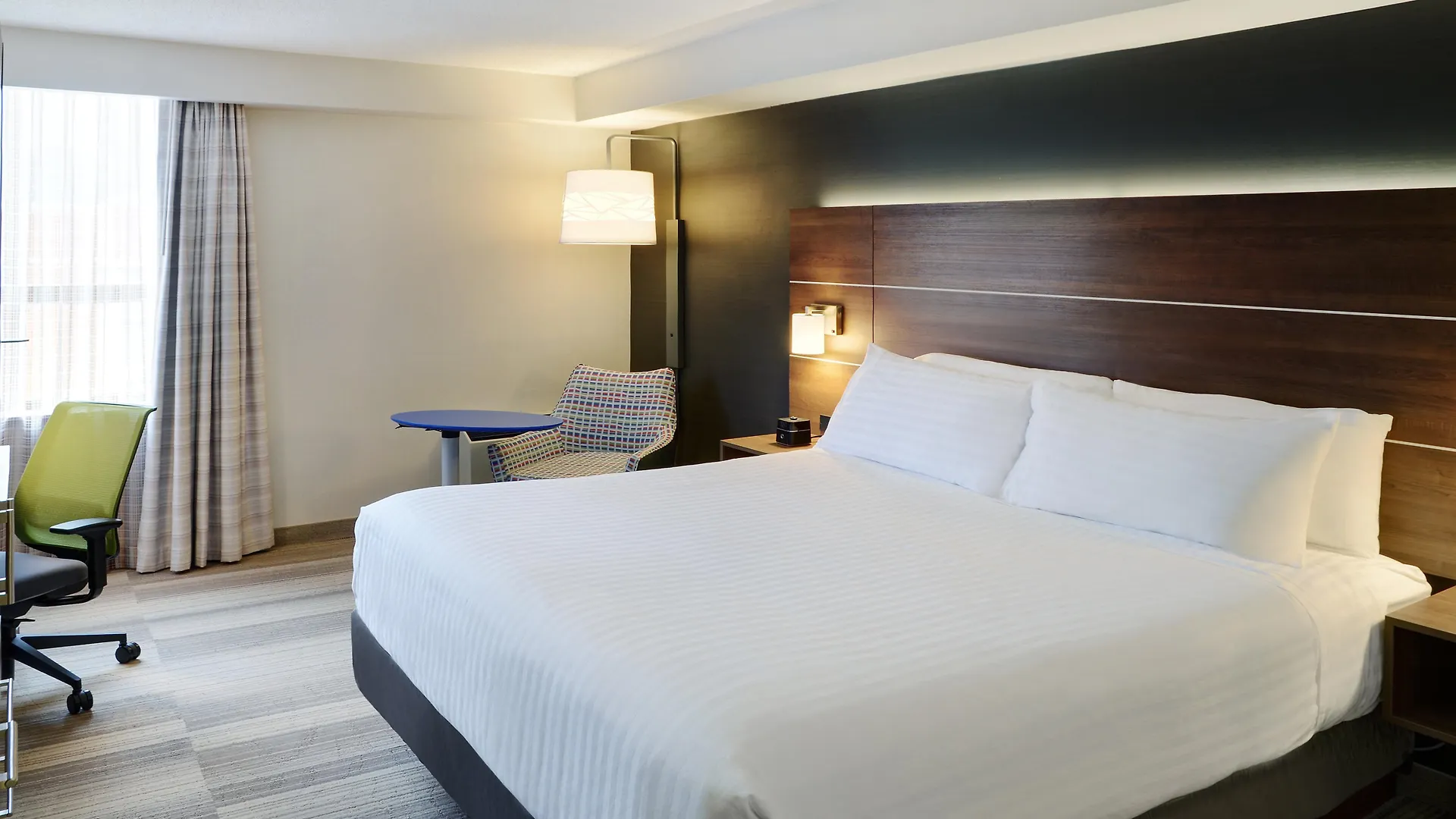 Holiday Inn Express Toronto Downtown By Ihg 3*,