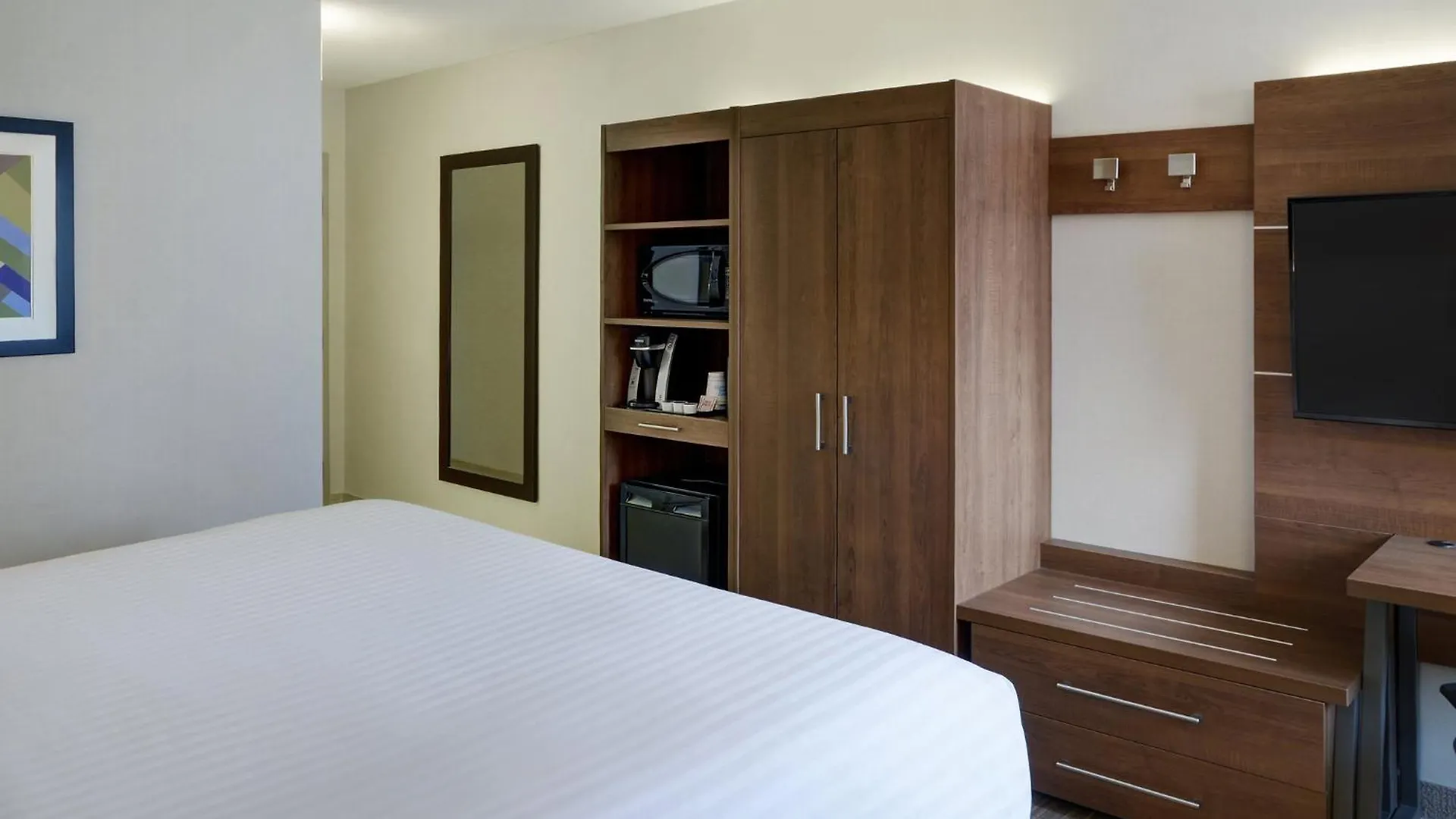 Holiday Inn Express Toronto Downtown By Ihg 3*,  Canada